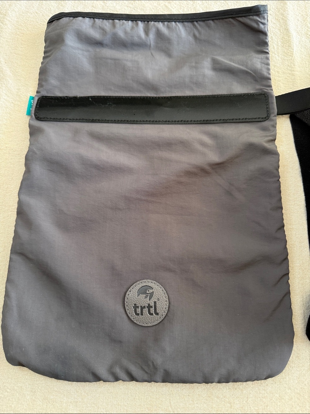 TRTL Travel Pillow Neck Support Pillow Black w/ Carry Bag Like New - Picture 3 of 11